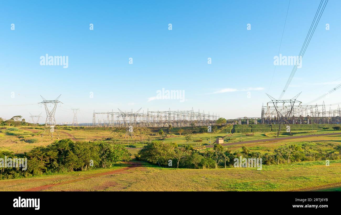 Foz do Iguazu, Brasile, 8 luglio 2016: Veduta delle linee elettriche della diga di Itaipu, centrale idroelettrica al confine tra Brasile e Paraguay Foto Stock