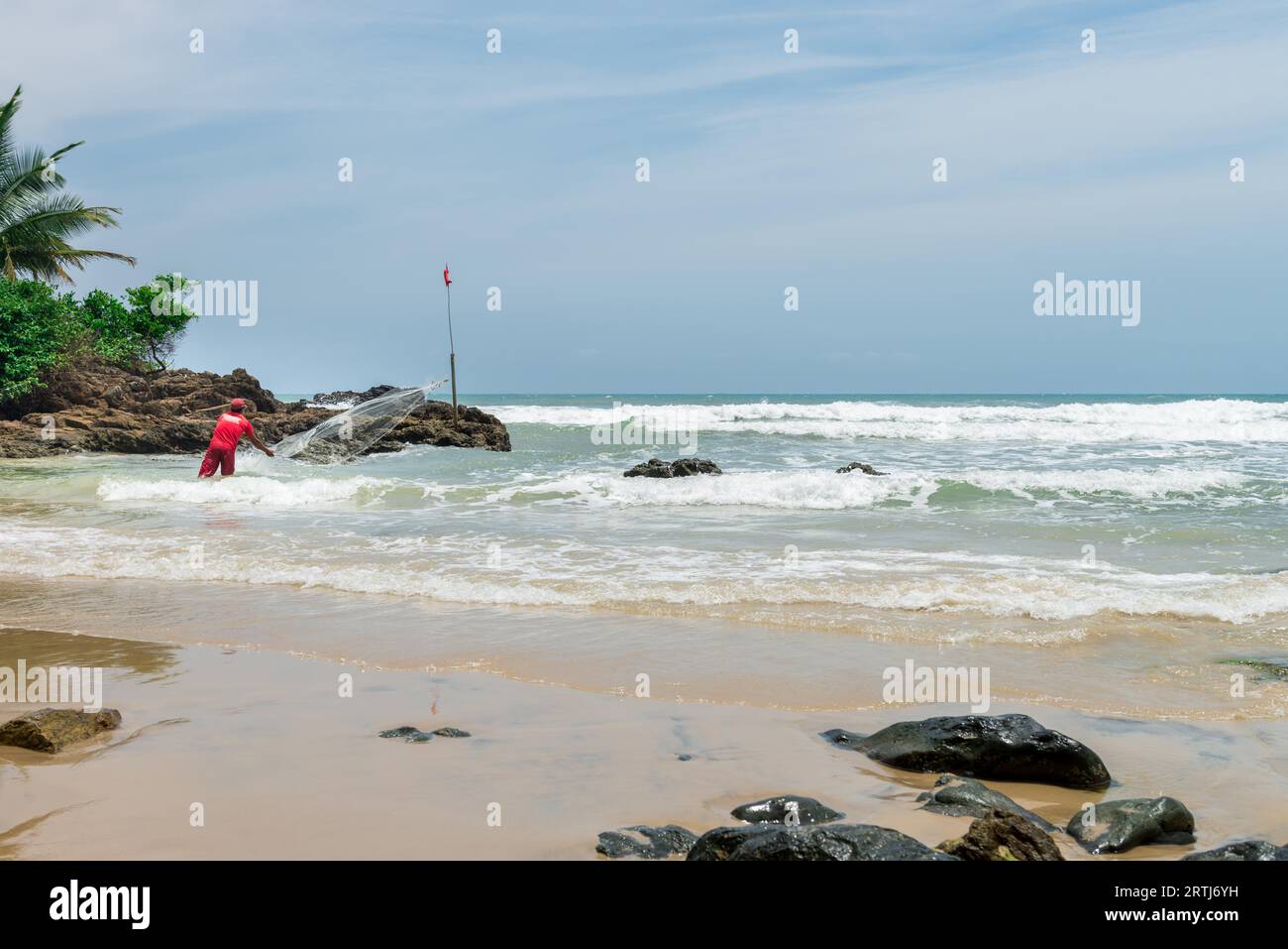 Itacare, Brasile, 7 dicembre 2016: Pescatore nella natura straordinaria della spiaggia di Itacarezinho Foto Stock