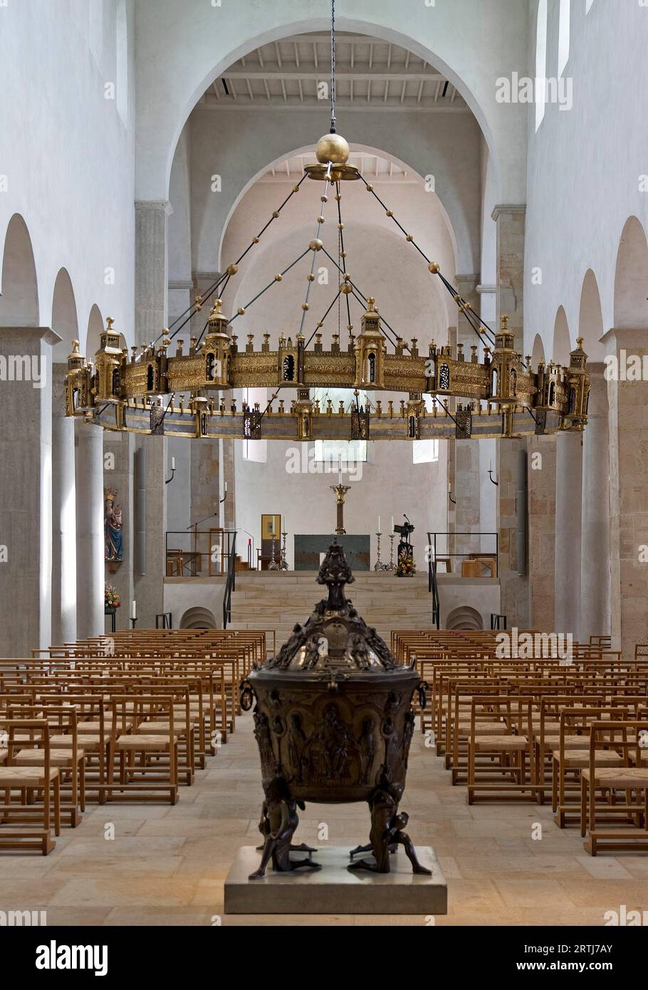 St Cattedrale di Maria, vista interna con fonte battesimale in bronzo e lampadario hezilo, sito patrimonio dell'umanità dell'UNESCO, Hildesheim, bassa Sassonia, Germania Foto Stock