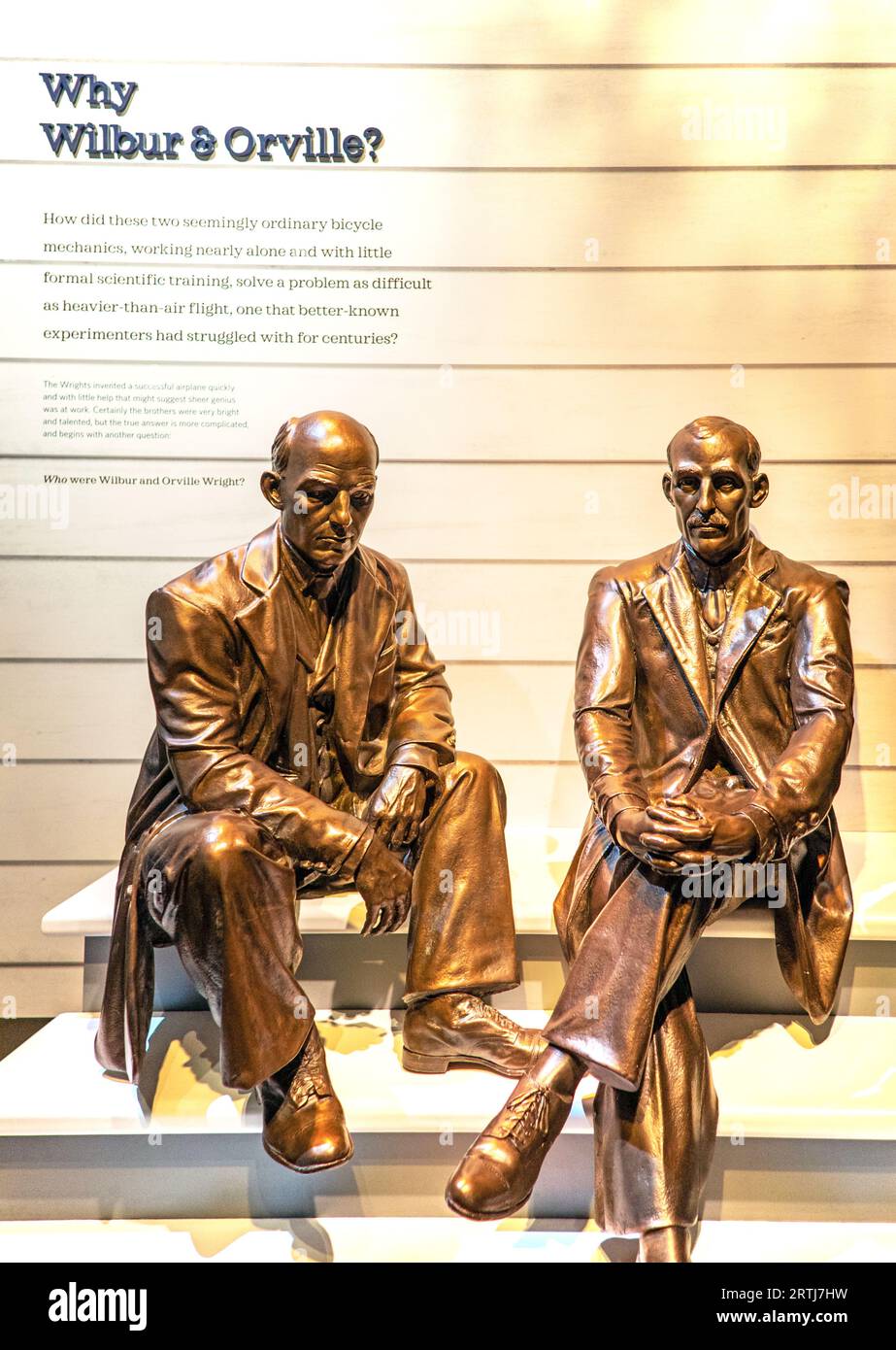 Statue in bronzo di Wilbur e Orville Wright al National Air and Space Museum di Washington DC USA Foto Stock