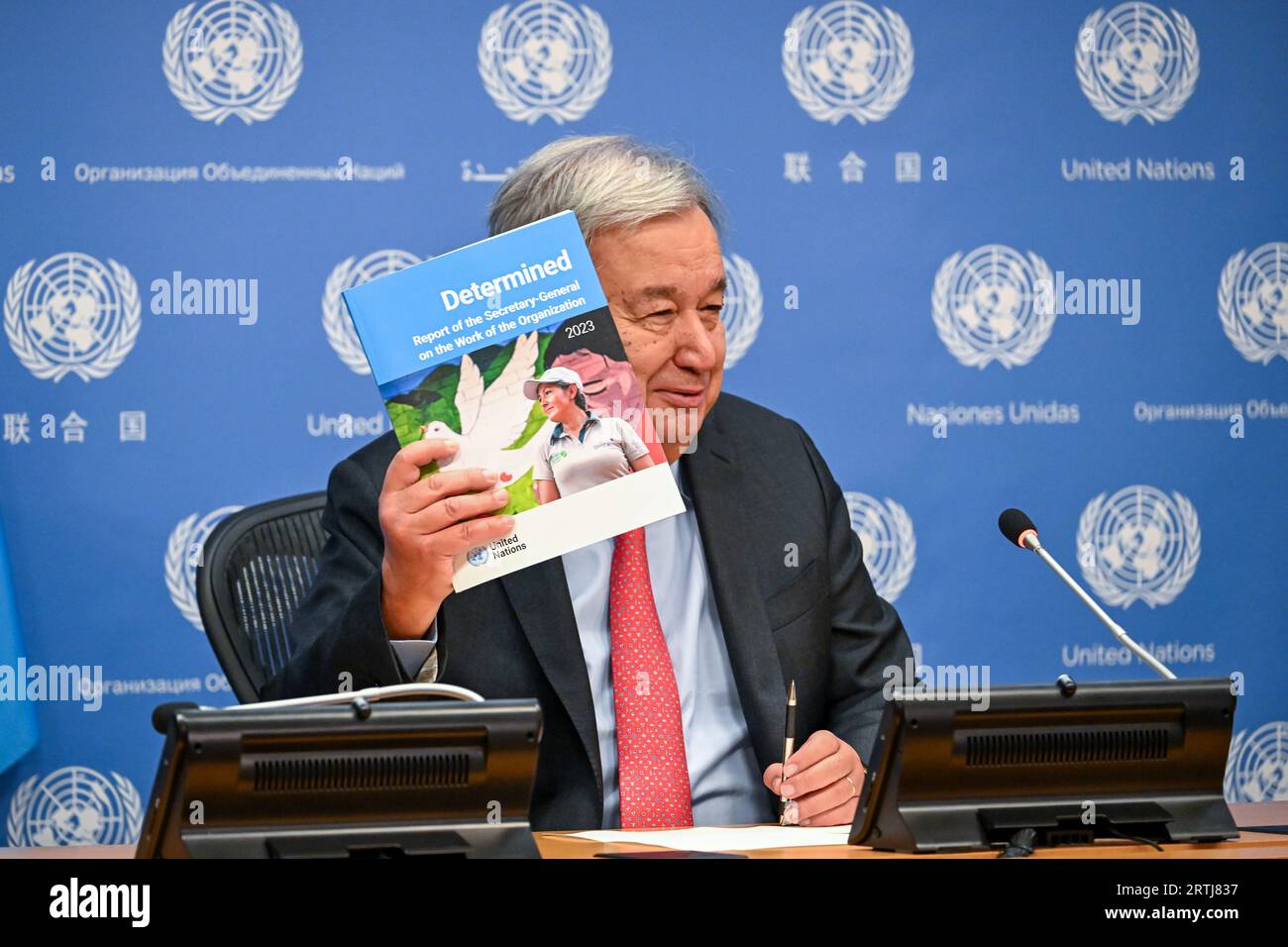 New York, USA. 13 settembre 2023. Il Segretario generale delle Nazioni Unite Antonio Guterres si rivolge a una conferenza stampa in vista dell'Assemblea generale delle Nazioni Unite della prossima settimana. "L'azione è ciò di cui il mondo ha bisogno”, ha affermato definendo la riunione di 193 Stati membri per la settimana ad alto livello dell'Assemblea generale delle Nazioni Unite come un "momento unico” per valutare lo stato degli affari mondiali, ma anche "agire per il bene comune”. "Non è il momento di indifferenza o indecisione”, António Guterres ha detto ai giornalisti del quartier generale delle Nazioni Unite. "Questo è il momento di trovare soluzioni reali e pratiche." Crediti: Enrique Shore/Alamy Live News Foto Stock