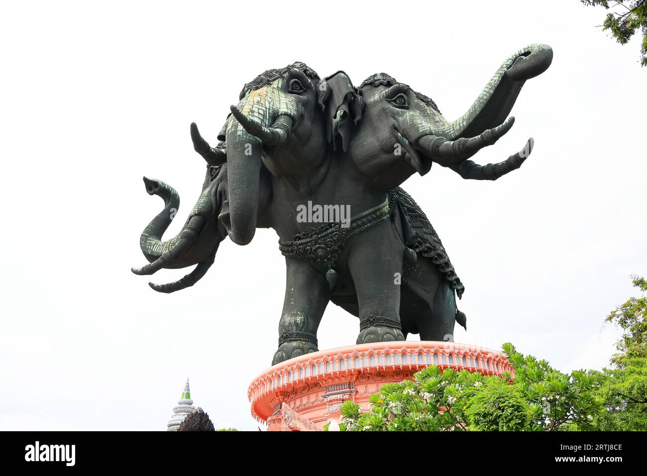 Statua dell'Elefante di Erawan a Samut Prakan, Thailandia - sfondo con un bel cielo blu. Foto Stock