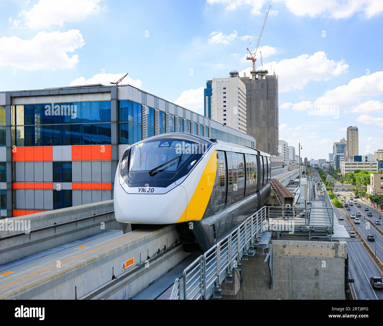 La monorotaia Yellow Line Mass Transit System serve la regione metropolitana di Bangkok. Foto Stock
