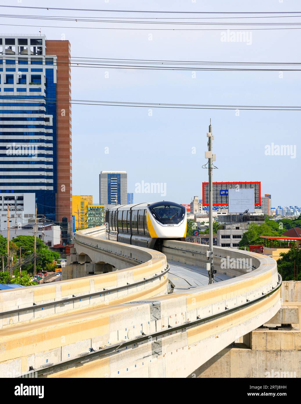 La monorotaia Yellow Line Mass Transit System serve la regione metropolitana di Bangkok. Foto Stock
