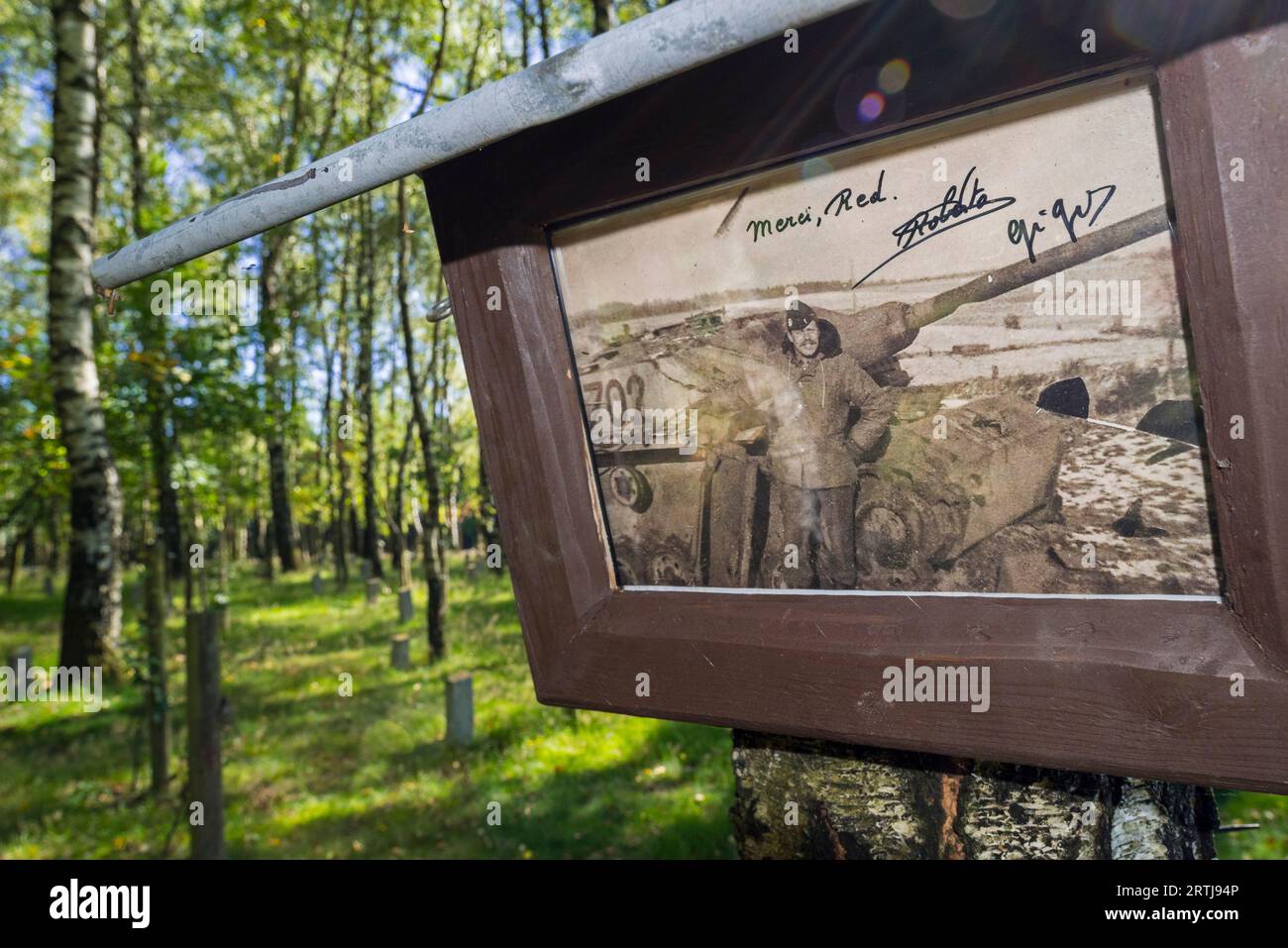 Foto commemorativa di un soldato americano caduto a Bois de la Paix, sito commemorativo della battaglia delle Ardenne a Bizory, Bastogne, Ardennes, Belgio Foto Stock