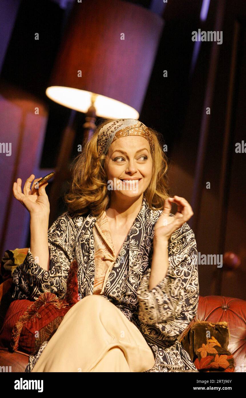 Greta scacchi (Amanda Prynne) in PRIVATE LIVES di Noel Coward al Theatre Royal Bath, Inghilterra 06/07/2005 Set design & lighting: Peter Mumford costumi: Luke Smith regista: Thea Sharrock Foto Stock