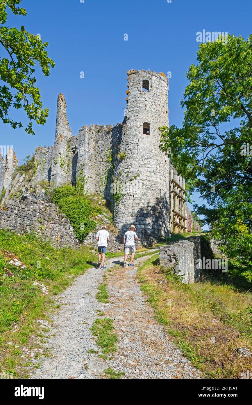 Château de Montaigle, turisti che visitano il castello medievale in rovina del XIV secolo a Falaën, Onhaye, provincia di Namur, Vallonia, Belgio Foto Stock