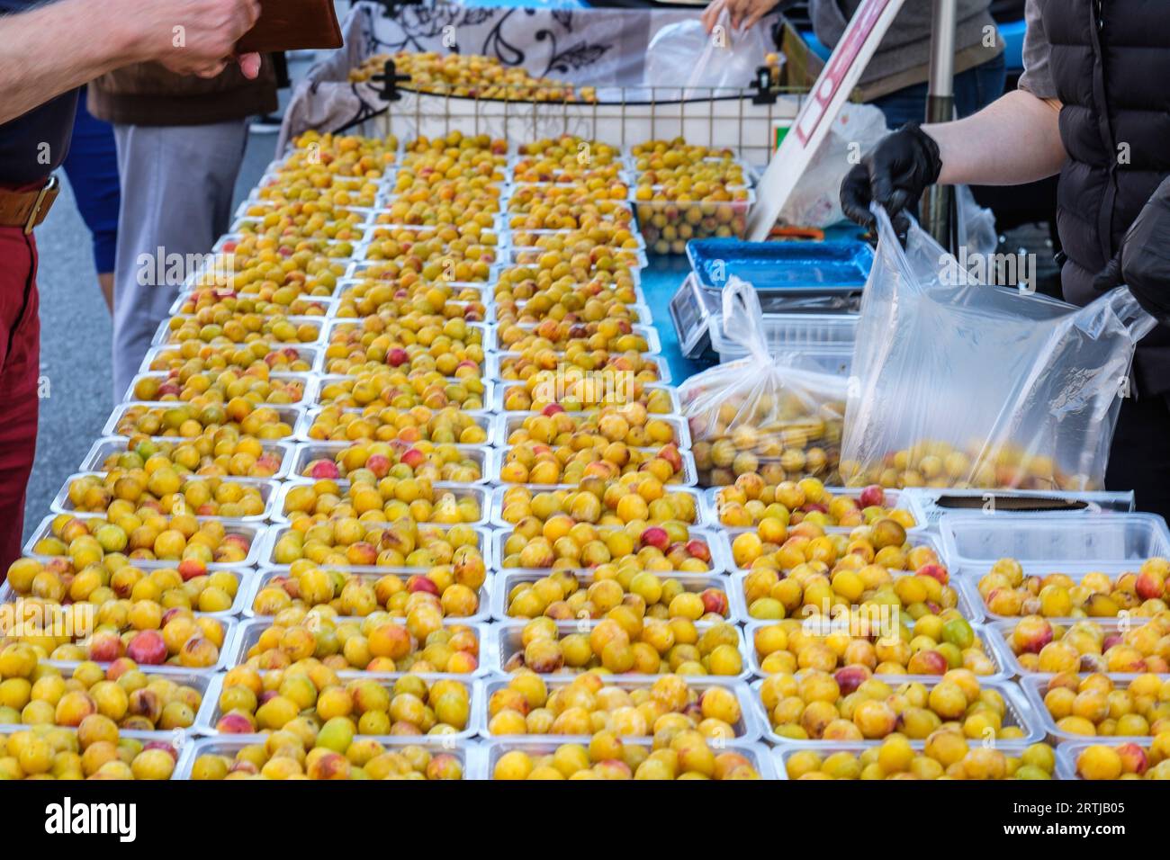 Mercato del sabato sulla piazza e nella strada pedonale intorno alla piazza principale - vivace piazza del mercato| Marche du vendrerdi dans les rues et Place d Foto Stock