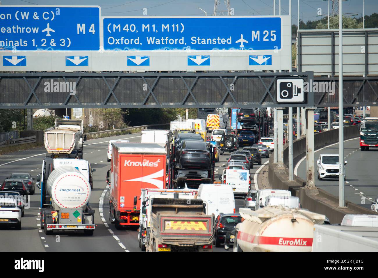 Colnbrook, Slough, Berkshire, Regno Unito. 11 settembre 2023. Congestione del traffico sulla M25 a Colnbrook a Slough, Berkshire. L'aeroporto di Heathrow ha chiesto il permesso di progettare un campo pratica da golf a Colnbrook per cambiare l'uso in un Park & Ride per il personale di Heathrow. Si trova al di fuori della nuova area ULEZ di Londra, il che significa che il personale non dovrebbe pagare la nuova tassa ULEZ di 12,50 sterline quando lavora a Heathrow. Credito: Maureen McLean/Alamy Live News Foto Stock