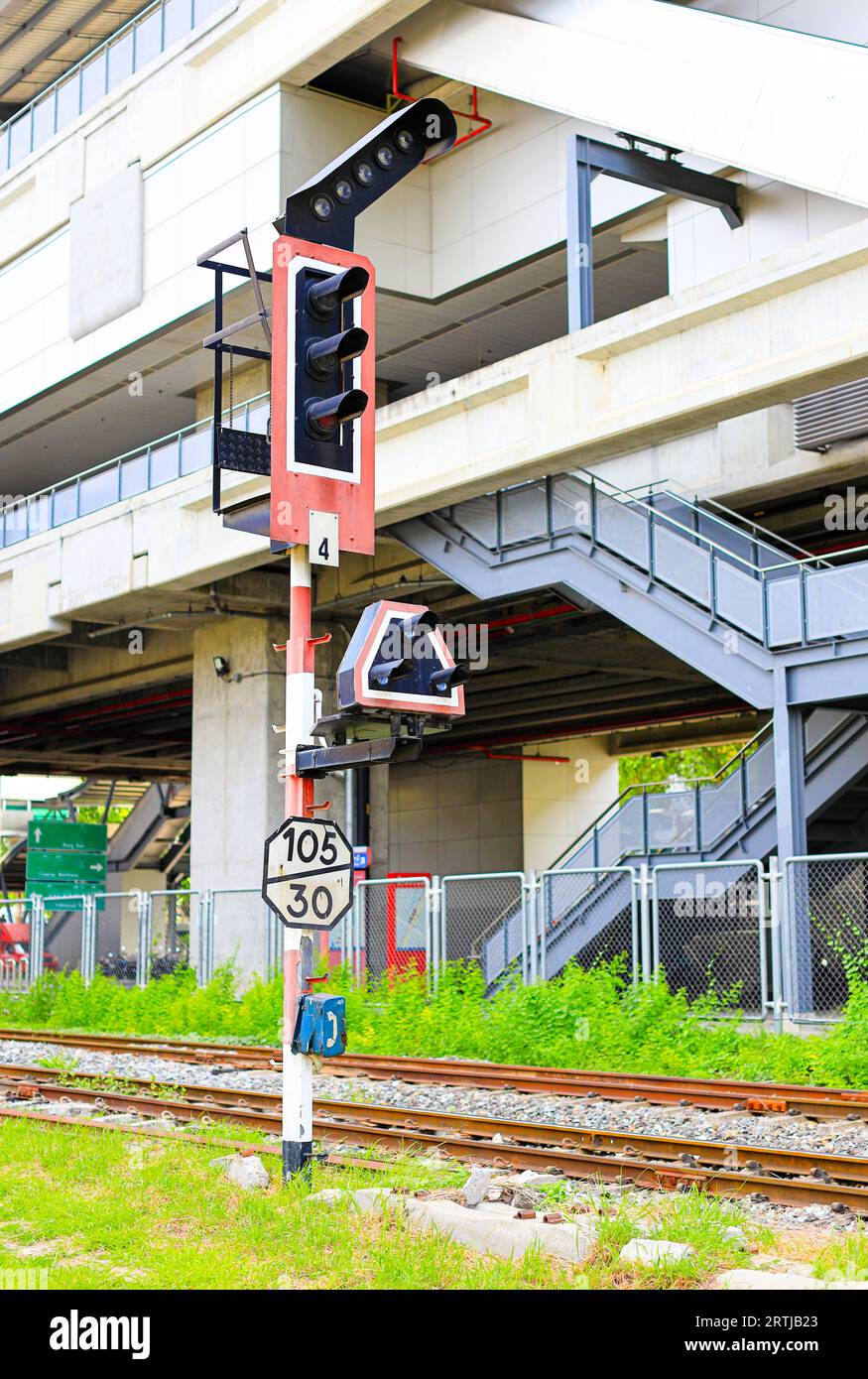 Dispositivo di segnalazione o segnale a semaforo con centralina sulla ferrovia, vicino allo svincolo o alla stazione ferroviaria. Foto Stock