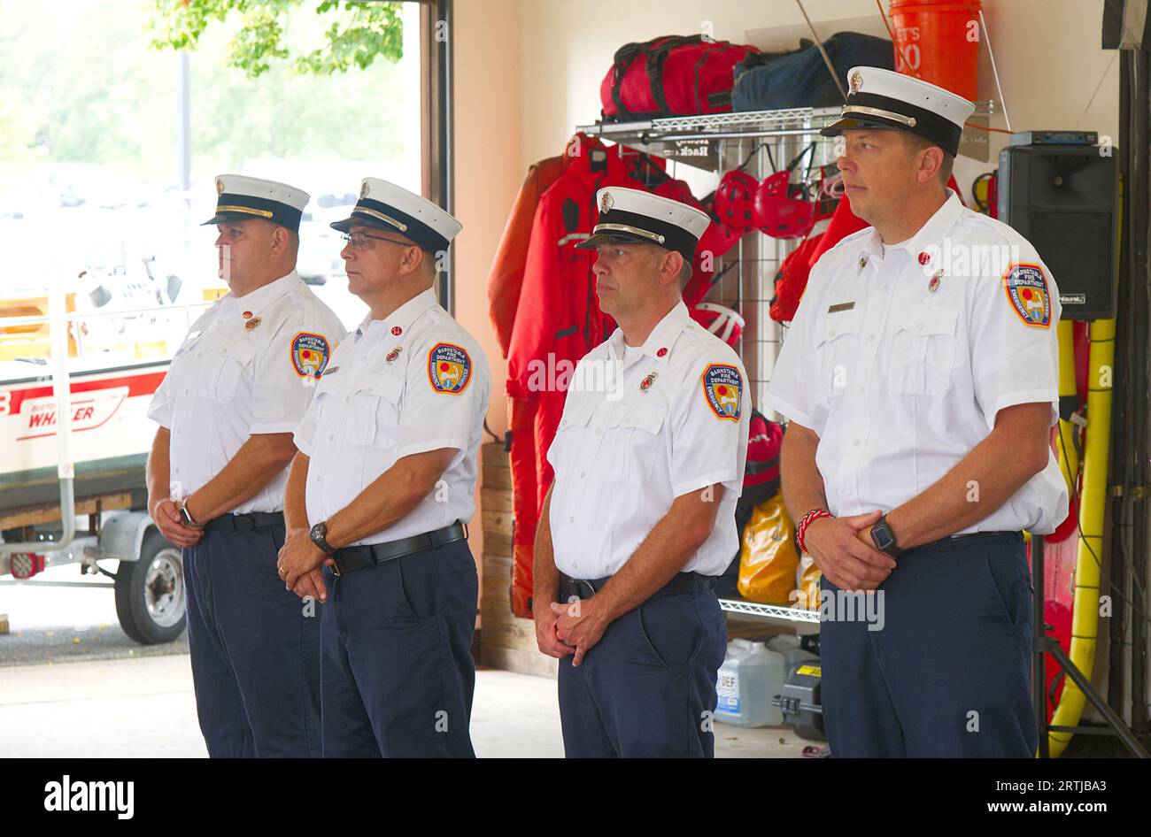 911 cerimonia di commemorazione presso la sede centrale dei vigili del fuoco di Barnstable, Massachusetts, a Cape Cod, Stati Uniti. Agenti dei Vigili del Barnstable Village all'attenzione Foto Stock