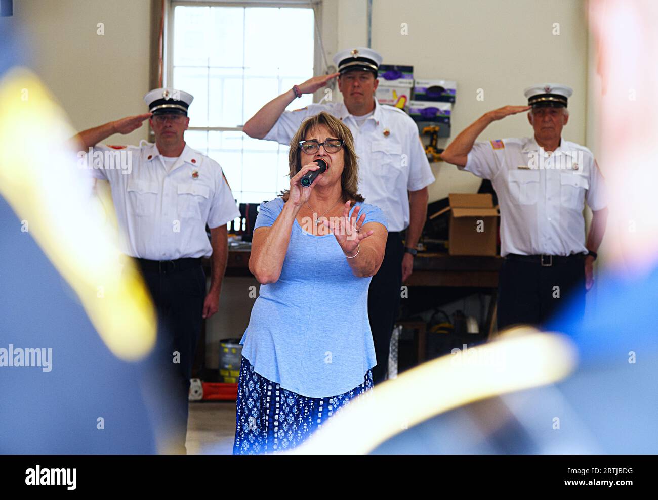 911 cerimonia di commemorazione presso la sede centrale dei vigili del fuoco di Barnstable, Massachusetts, a Cape Cod, Stati Uniti. Cantare l'inno nazionale all'evento Foto Stock