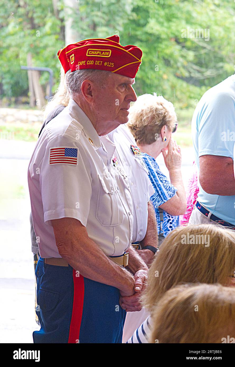 911 cerimonia di commemorazione presso la sede centrale dei vigili del fuoco di Barnstable, Massachusetts, a Cape Cod, Stati Uniti. Un veterano ci guarda. Foto Stock