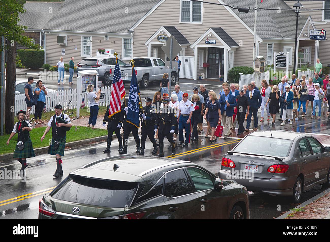 911 cerimonia di commemorazione presso la sede centrale dei vigili del fuoco di Barnstable, Massachusetts, a Cape Cod, Stati Uniti. La processione attraversa il villaggio. Foto Stock