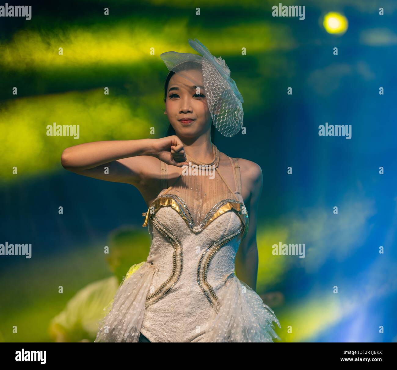 Cantanti e ballerini thailandesi sul palco in Thailandia Foto Stock