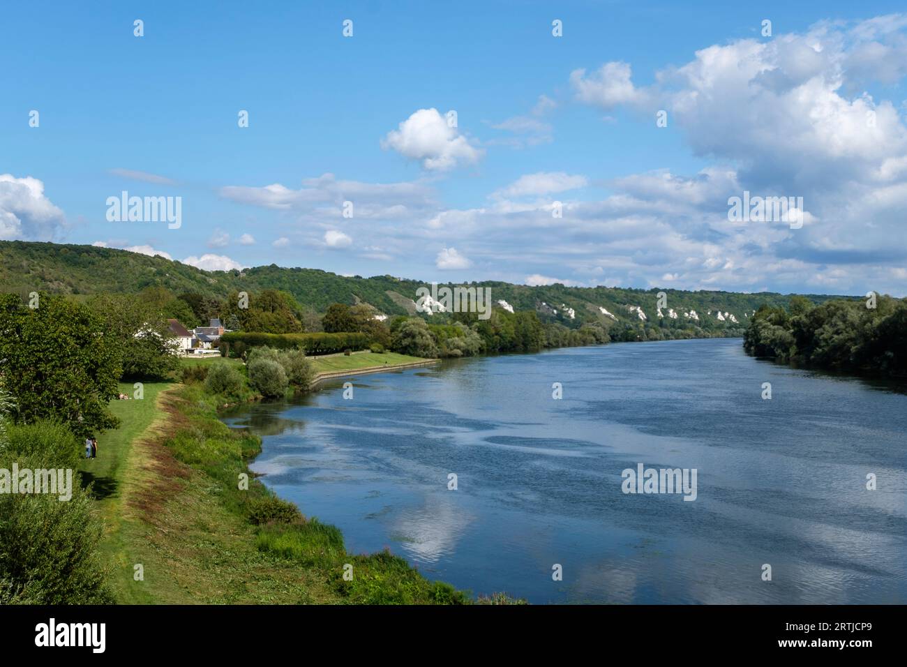 Il fiume la Senna ai piedi del villaggio di la Roche-Guyon | le fleuve la Seine au pied du Village historique et patrimonial la Roche-Guyon Foto Stock