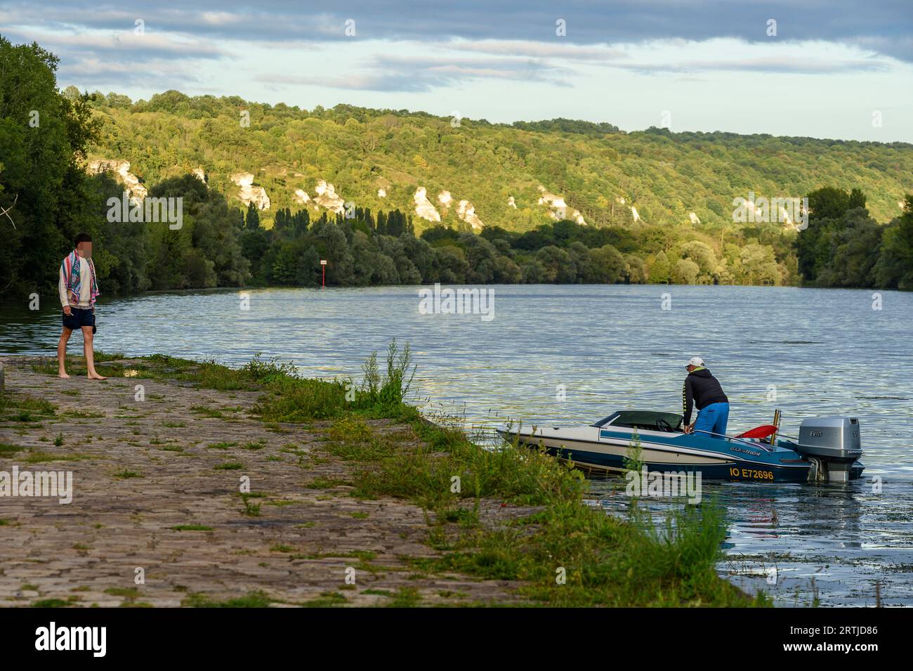 Il fiume la Senna ai piedi del villaggio di la Roche-Guyon con una barca da diporto | le fleuve la Seine au pied du Village historique et patrimonial Foto Stock