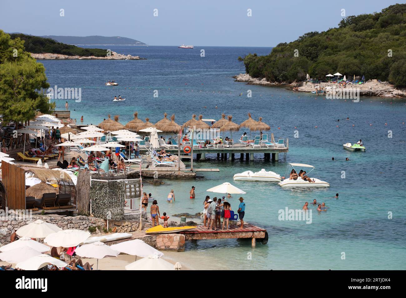 Spiaggia di Ksamil, Albania, giovedì 31 agosto 2023 esplorando le spiagge tropicali tre isole a piedi lungo la laguna blu, paradiso privato e acque incredibili Foto Stock