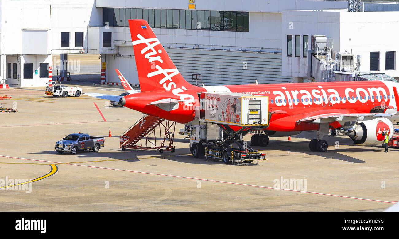 I servizi di assistenza a terra, il servizio pre-volo e il catering operano all'Aeroporto Internazionale Don-Mueang Foto Stock