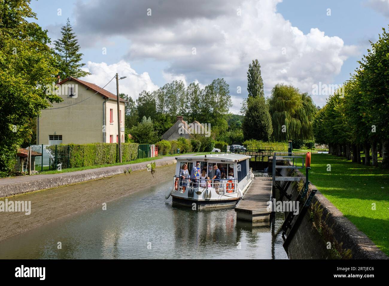 La piccola città di la Ferte-Milon è attraversata dal fiume canalizzato Ourcq che attira crociere per piccole imbarcazioni lungo il fiume e gli armadietti | la PET Foto Stock