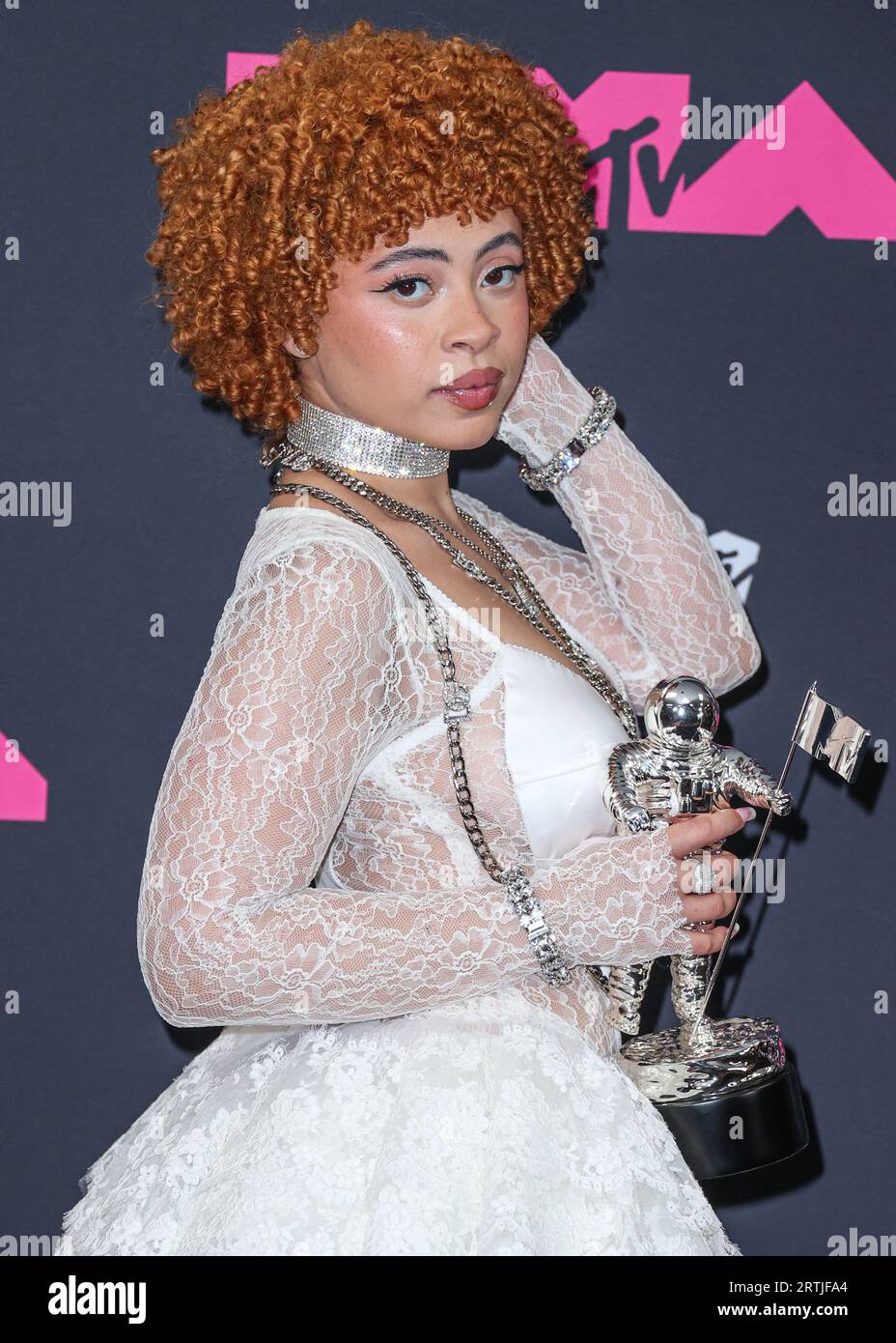 Newark, Stati Uniti. 13 settembre 2023. NEWARK, NEW JERSEY, USA - 12 SETTEMBRE: Ice Spice si pone con il premio "Best New Artist" nella sala stampa agli MTV Video Music Awards 2023 che si sono tenuti al Prudential Center il 12 settembre 2023 a Newark, New Jersey, Stati Uniti. (Foto di Xavier Collin/Image Press Agency) credito: Image Press Agency/Alamy Live News Foto Stock