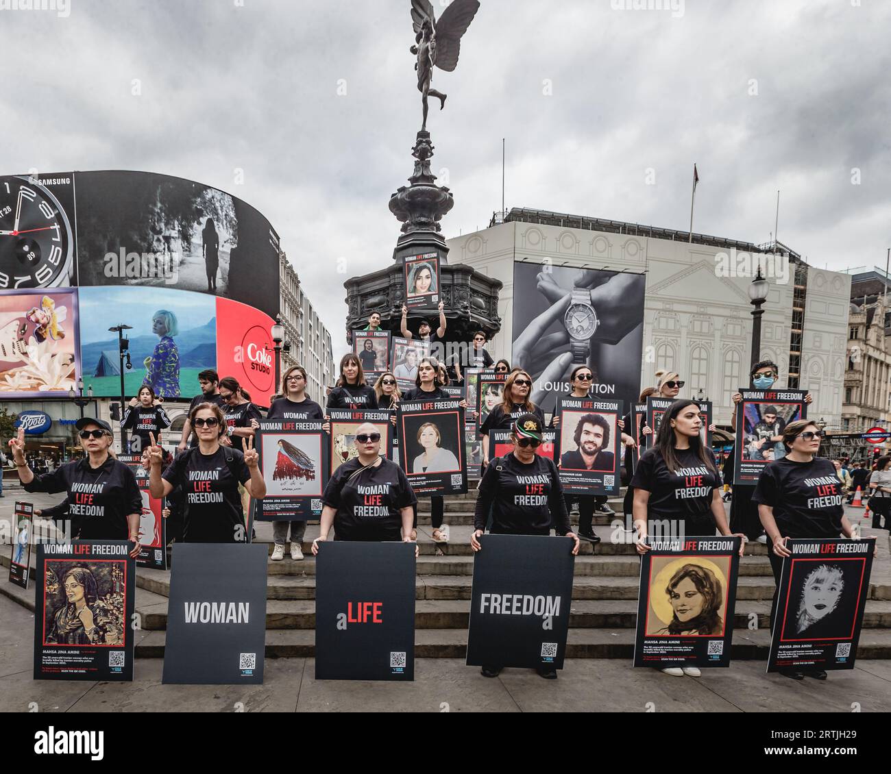 Protesta contro il regime iraniano sui passi di Piccadilly Circus a Londra. Foto Stock