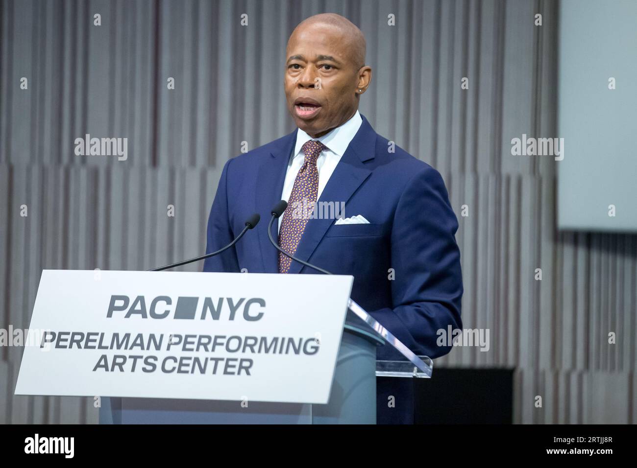 Il sindaco di New York Eric Adams parla durante la cerimonia di taglio del nastro per il Perelman Performing Arts Center a Lower Manhattan, New York, il 13 settembre 2023. Il centro delle arti dello spettacolo, costruito al Ground zero a Lower Manhattan, dovrebbe aprire il 19 settembre 2023, con il primo di cinque concerti incentrati sul tema del rifugio. Credito: Brazil Photo Press/Alamy Live News Foto Stock