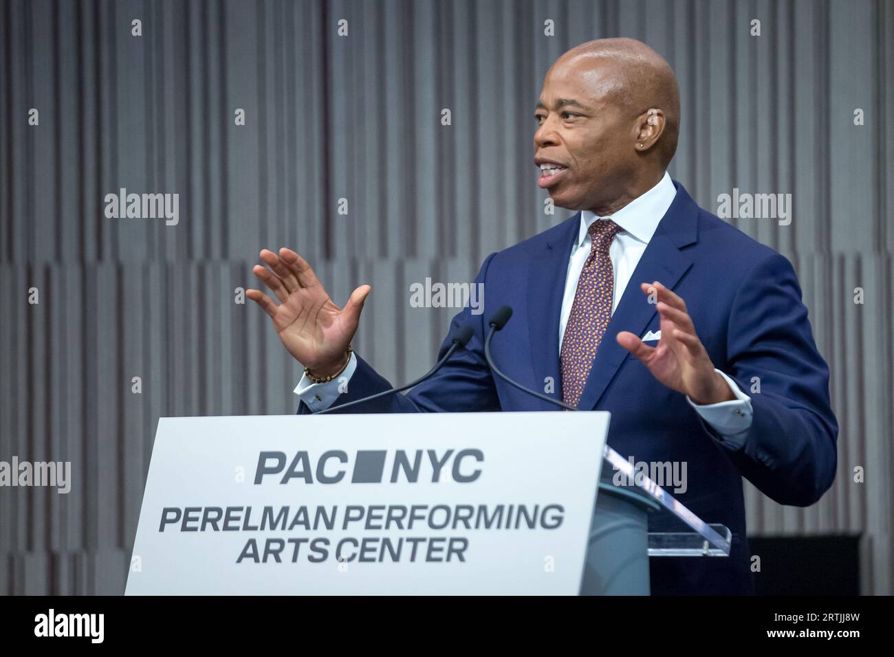 Il sindaco di New York Eric Adams parla durante la cerimonia di taglio del nastro per il Perelman Performing Arts Center a Lower Manhattan, New York, il 13 settembre 2023. Il centro delle arti dello spettacolo, costruito al Ground zero a Lower Manhattan, dovrebbe aprire il 19 settembre 2023, con il primo di cinque concerti incentrati sul tema del rifugio. Credito: Brazil Photo Press/Alamy Live News Foto Stock