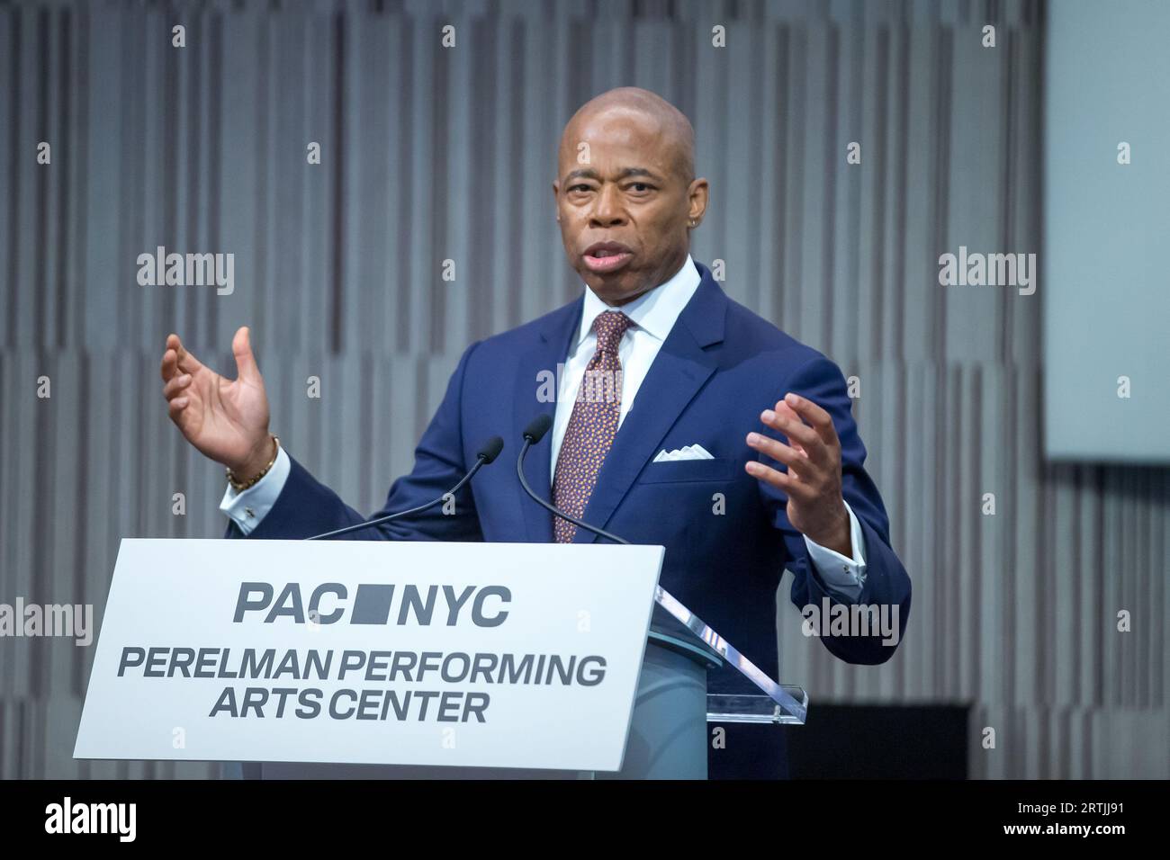 Il sindaco di New York Eric Adams parla durante la cerimonia di taglio del nastro per il Perelman Performing Arts Center a Lower Manhattan, New York, il 13 settembre 2023. Il centro delle arti dello spettacolo, costruito al Ground zero a Lower Manhattan, dovrebbe aprire il 19 settembre 2023, con il primo di cinque concerti incentrati sul tema del rifugio. Credito: Brazil Photo Press/Alamy Live News Foto Stock