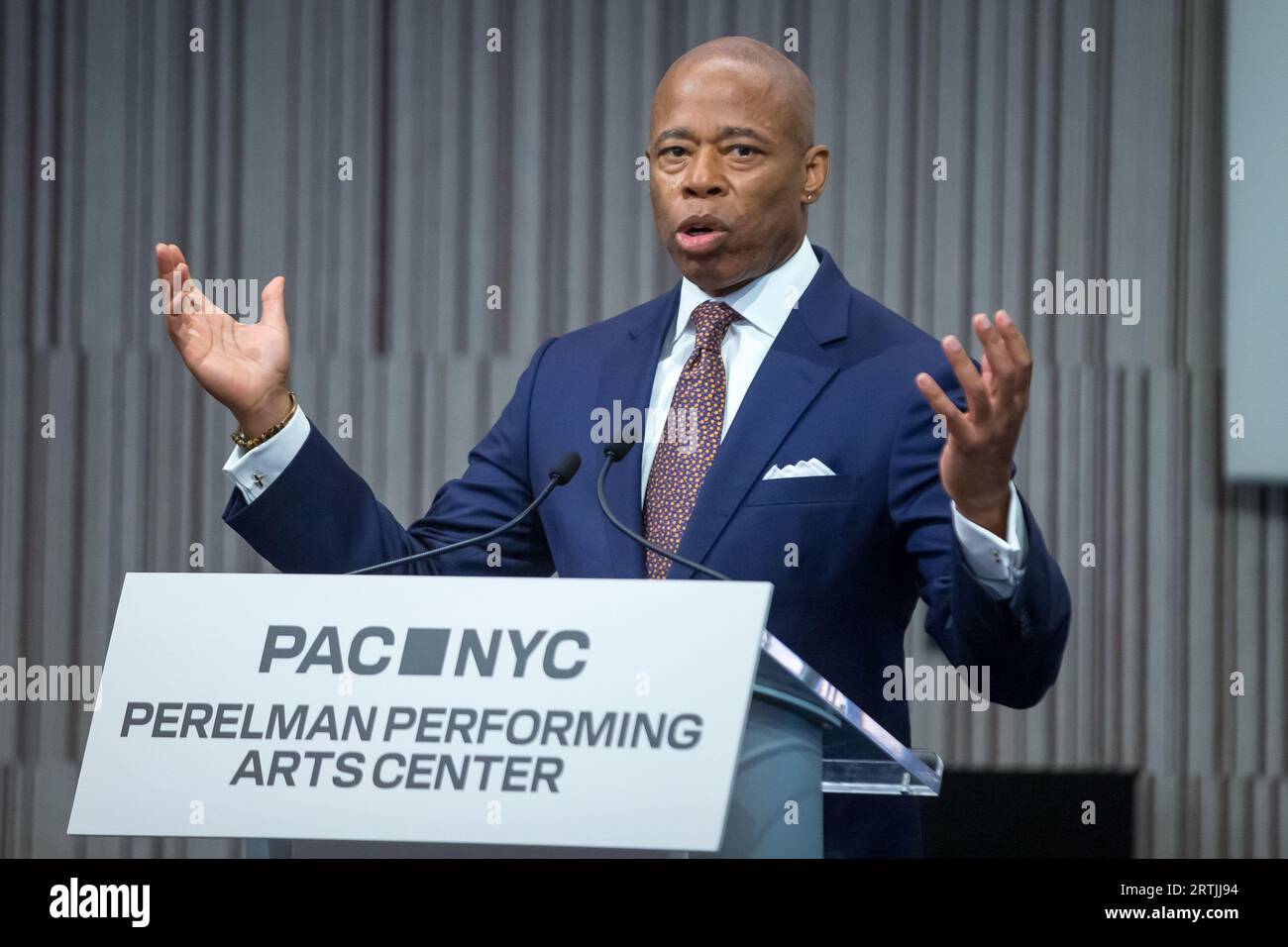 Il sindaco di New York Eric Adams parla durante la cerimonia di taglio del nastro per il Perelman Performing Arts Center a Lower Manhattan, New York, il 13 settembre 2023. Il centro delle arti dello spettacolo, costruito al Ground zero a Lower Manhattan, dovrebbe aprire il 19 settembre 2023, con il primo di cinque concerti incentrati sul tema del rifugio. Credito: Brazil Photo Press/Alamy Live News Foto Stock