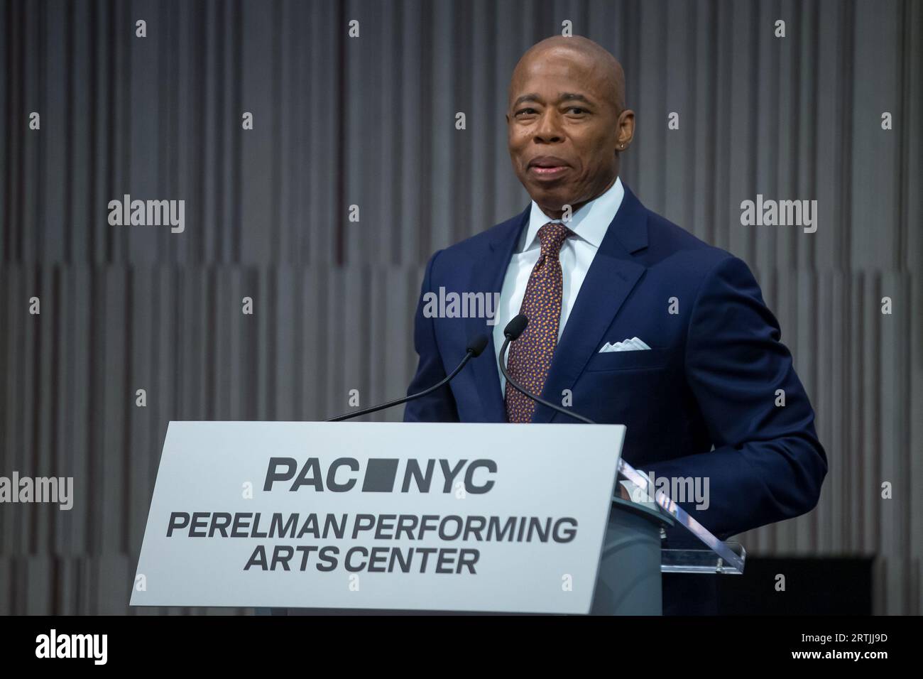 Il sindaco di New York Eric Adams parla durante la cerimonia di taglio del nastro per il Perelman Performing Arts Center a Lower Manhattan, New York, il 13 settembre 2023. Il centro delle arti dello spettacolo, costruito al Ground zero a Lower Manhattan, dovrebbe aprire il 19 settembre 2023, con il primo di cinque concerti incentrati sul tema del rifugio. Credito: Brazil Photo Press/Alamy Live News Foto Stock