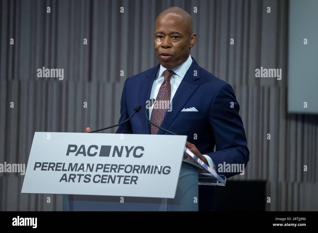 Il sindaco di New York Eric Adams parla durante la cerimonia di taglio del nastro per il Perelman Performing Arts Center a Lower Manhattan, New York, il 13 settembre 2023. Il centro delle arti dello spettacolo, costruito al Ground zero a Lower Manhattan, dovrebbe aprire il 19 settembre 2023, con il primo di cinque concerti incentrati sul tema del rifugio. Credito: Brazil Photo Press/Alamy Live News Foto Stock