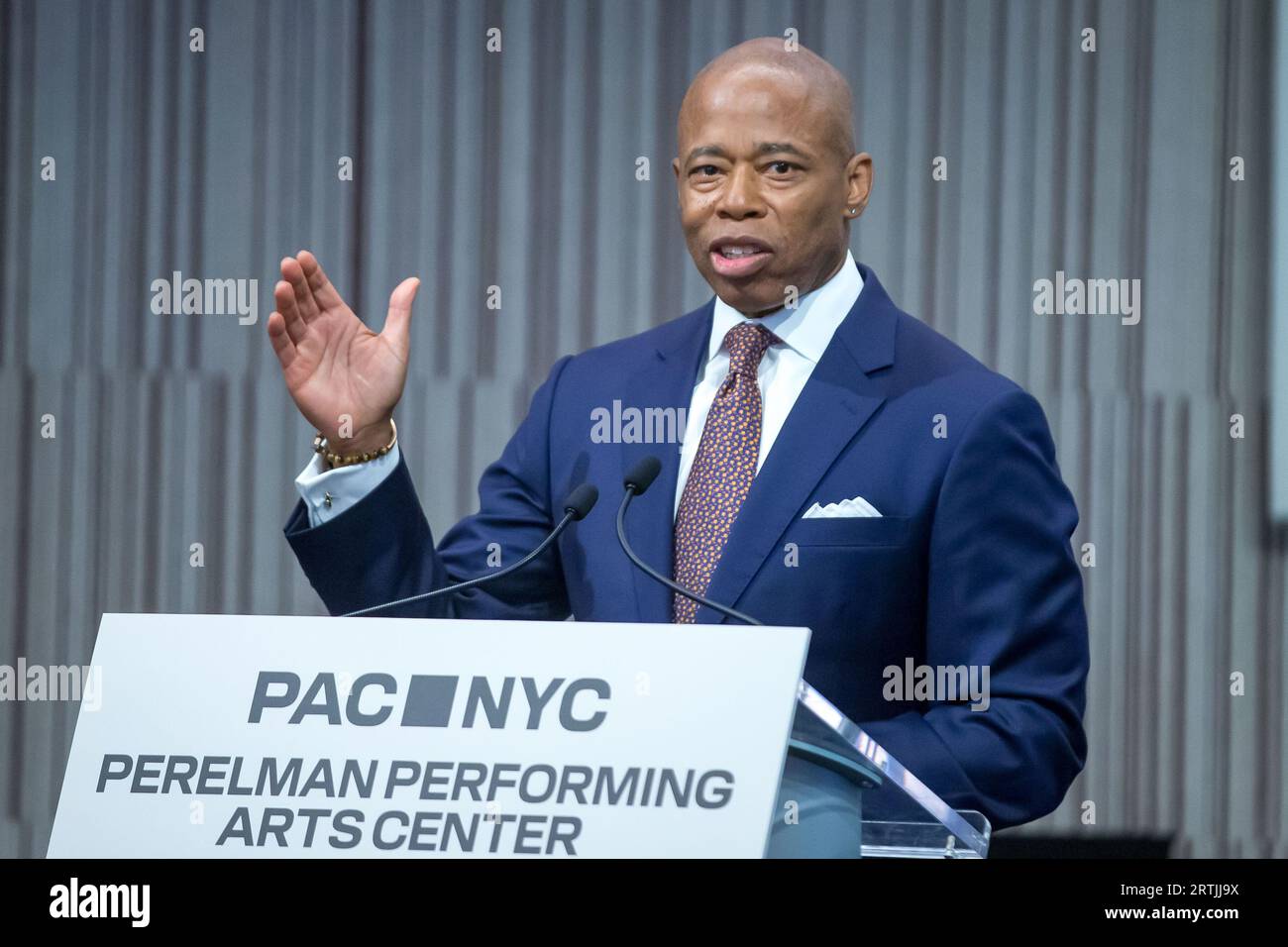 Il sindaco di New York Eric Adams parla durante la cerimonia di taglio del nastro per il Perelman Performing Arts Center a Lower Manhattan, New York, il 13 settembre 2023. Il centro delle arti dello spettacolo, costruito al Ground zero a Lower Manhattan, dovrebbe aprire il 19 settembre 2023, con il primo di cinque concerti incentrati sul tema del rifugio. Credito: Brazil Photo Press/Alamy Live News Foto Stock