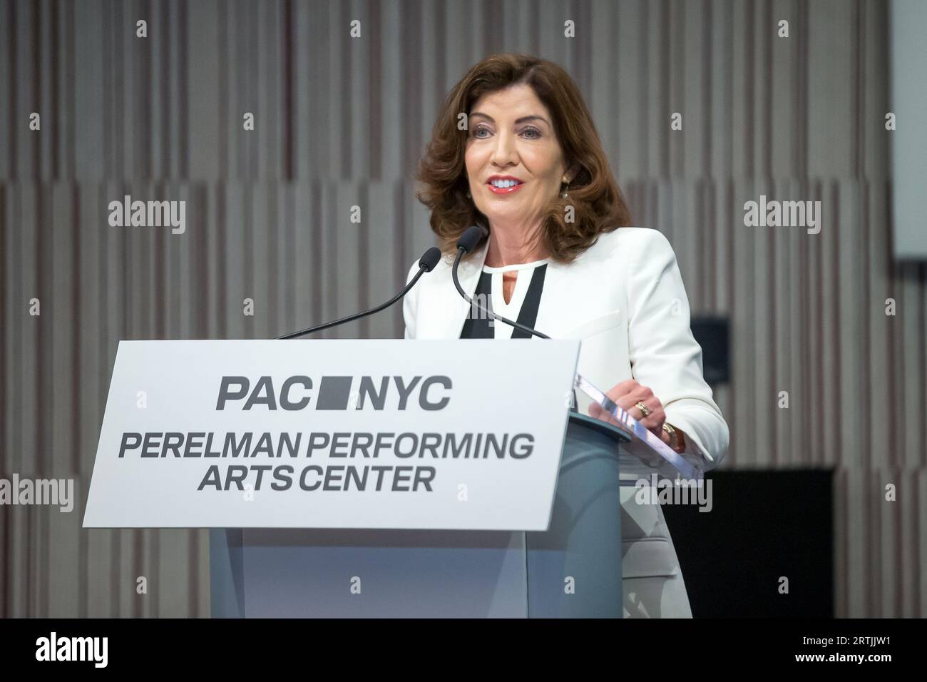 Il governatore di New York Kathy Hochul durante la cerimonia di taglio del nastro per il Perelman Performing Arts Center a Lower Manhattan, New York, il 13 settembre 2023. Il centro delle arti dello spettacolo, costruito al Ground zero a Lower Manhattan, dovrebbe aprire il 19 settembre 2023, con il primo di cinque concerti incentrati sul tema del rifugio. Credito: Brazil Photo Press/Alamy Live News Foto Stock
