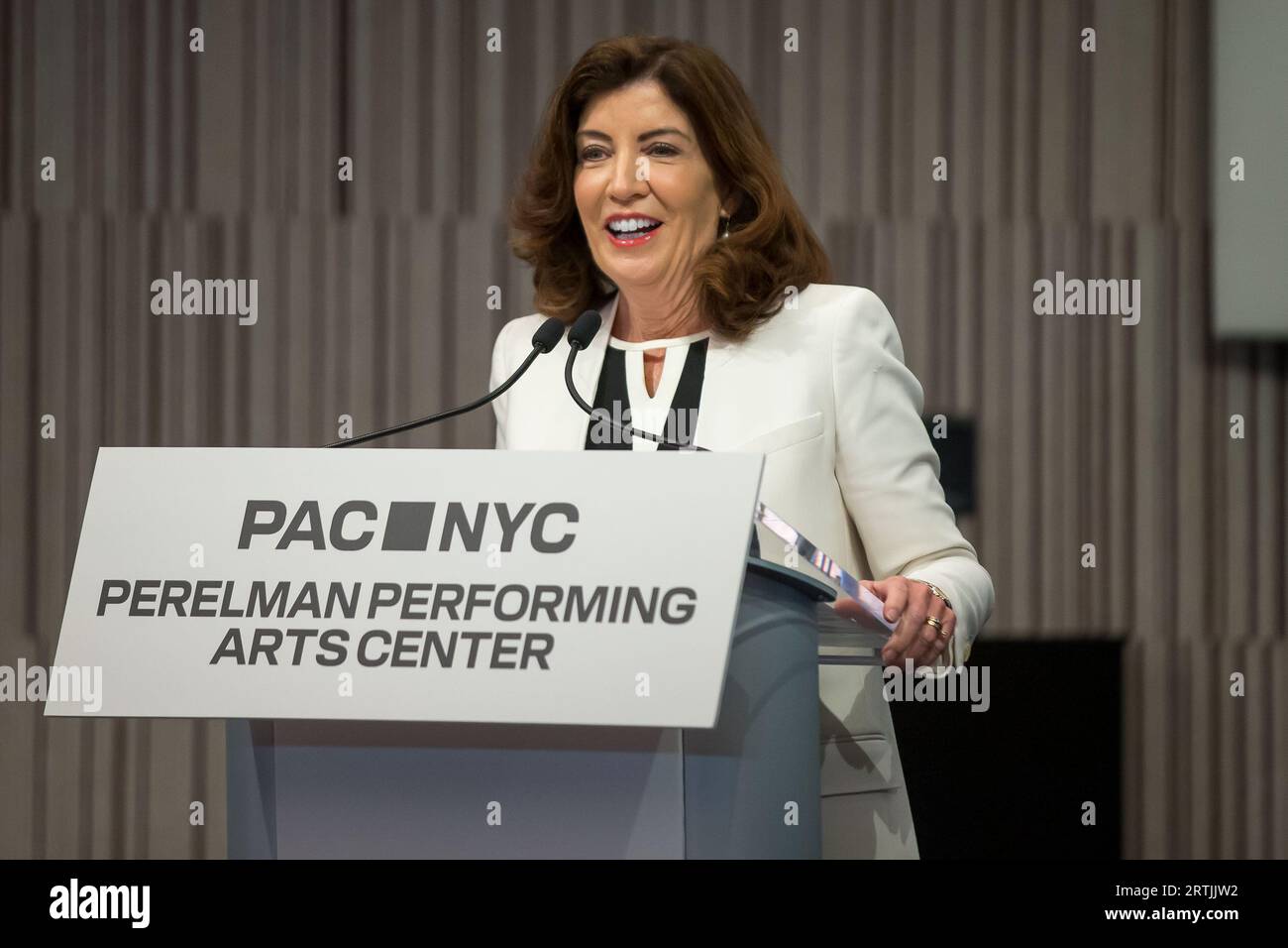 Il governatore di New York Kathy Hochul durante la cerimonia di taglio del nastro per il Perelman Performing Arts Center a Lower Manhattan, New York, il 13 settembre 2023. Il centro delle arti dello spettacolo, costruito al Ground zero a Lower Manhattan, dovrebbe aprire il 19 settembre 2023, con il primo di cinque concerti incentrati sul tema del rifugio. Credito: Brazil Photo Press/Alamy Live News Foto Stock