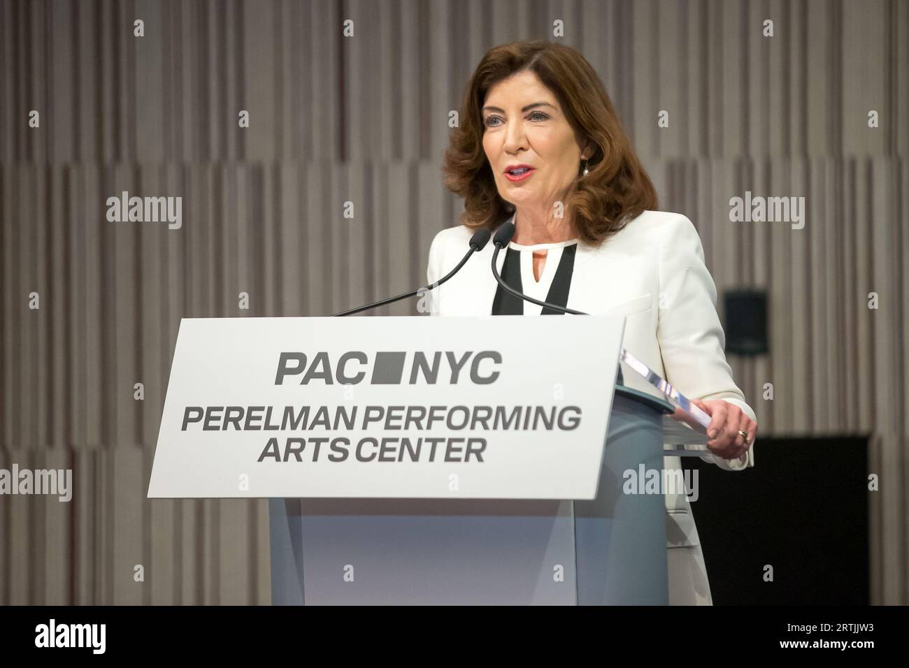 Il governatore di New York Kathy Hochul durante la cerimonia di taglio del nastro per il Perelman Performing Arts Center a Lower Manhattan, New York, il 13 settembre 2023. Il centro delle arti dello spettacolo, costruito al Ground zero a Lower Manhattan, dovrebbe aprire il 19 settembre 2023, con il primo di cinque concerti incentrati sul tema del rifugio. Credito: Brazil Photo Press/Alamy Live News Foto Stock