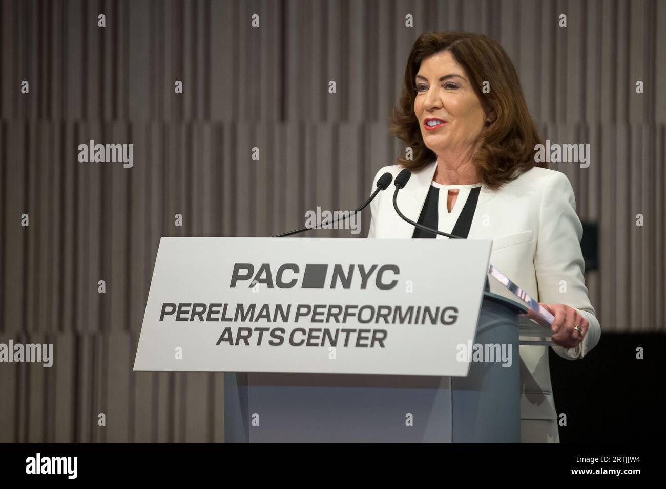 Il governatore di New York Kathy Hochul durante la cerimonia di taglio del nastro per il Perelman Performing Arts Center a Lower Manhattan, New York, il 13 settembre 2023. Il centro delle arti dello spettacolo, costruito al Ground zero a Lower Manhattan, dovrebbe aprire il 19 settembre 2023, con il primo di cinque concerti incentrati sul tema del rifugio. Credito: Brazil Photo Press/Alamy Live News Foto Stock
