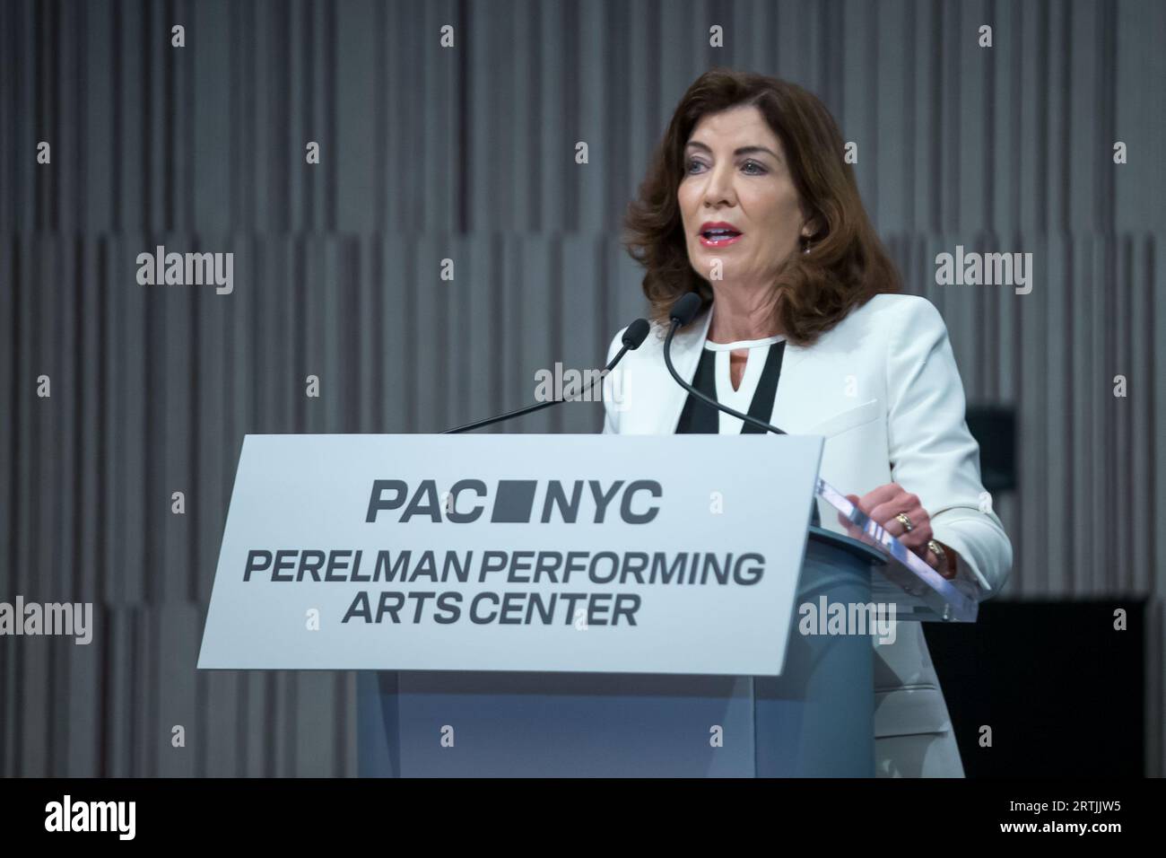 Il governatore di New York Kathy Hochul durante la cerimonia di taglio del nastro per il Perelman Performing Arts Center a Lower Manhattan, New York, il 13 settembre 2023. Il centro delle arti dello spettacolo, costruito al Ground zero a Lower Manhattan, dovrebbe aprire il 19 settembre 2023, con il primo di cinque concerti incentrati sul tema del rifugio. Credito: Brazil Photo Press/Alamy Live News Foto Stock