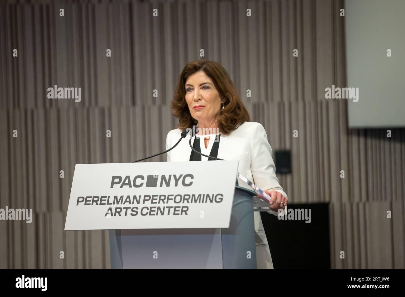 Il governatore di New York Kathy Hochul durante la cerimonia di taglio del nastro per il Perelman Performing Arts Center a Lower Manhattan, New York, il 13 settembre 2023. Il centro delle arti dello spettacolo, costruito al Ground zero a Lower Manhattan, dovrebbe aprire il 19 settembre 2023, con il primo di cinque concerti incentrati sul tema del rifugio. Credito: Brazil Photo Press/Alamy Live News Foto Stock
