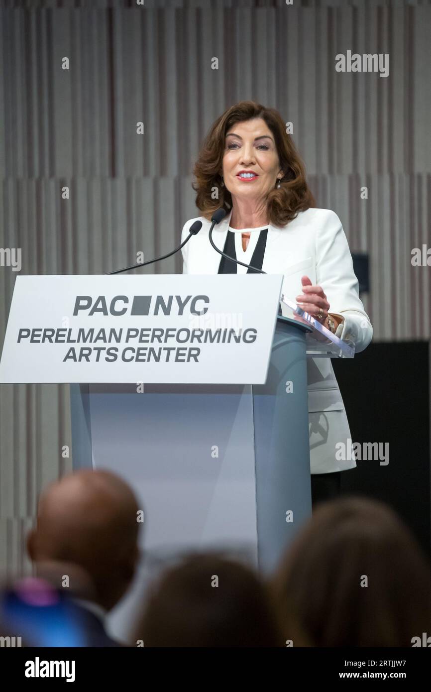 Il governatore di New York Kathy Hochul durante la cerimonia di taglio del nastro per il Perelman Performing Arts Center a Lower Manhattan, New York, il 13 settembre 2023. Il centro delle arti dello spettacolo, costruito al Ground zero a Lower Manhattan, dovrebbe aprire il 19 settembre 2023, con il primo di cinque concerti incentrati sul tema del rifugio. Credito: Brazil Photo Press/Alamy Live News Foto Stock