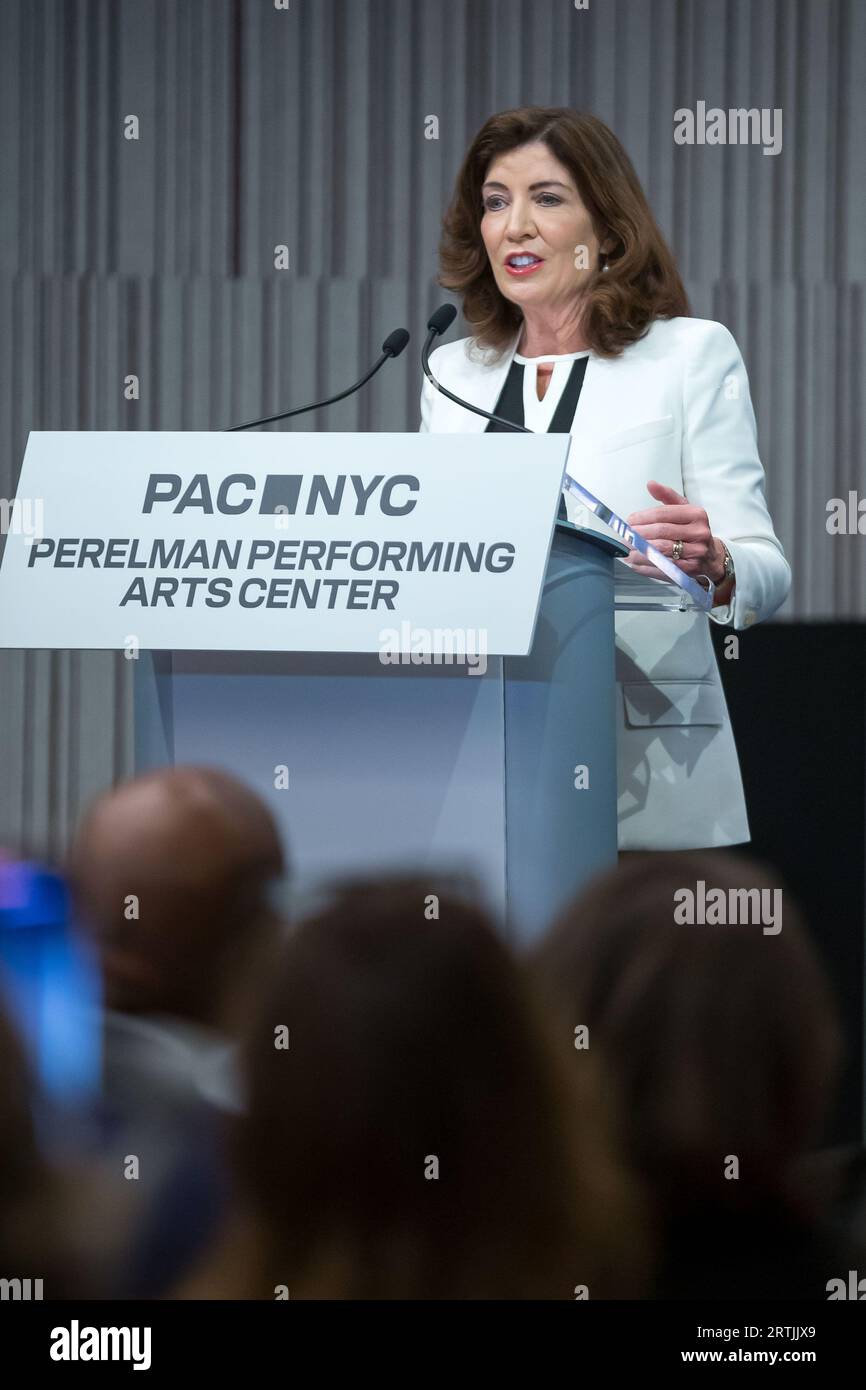Il governatore di New York Kathy Hochul durante la cerimonia di taglio del nastro per il Perelman Performing Arts Center a Lower Manhattan, New York, il 13 settembre 2023. Il centro delle arti dello spettacolo, costruito al Ground zero a Lower Manhattan, dovrebbe aprire il 19 settembre 2023, con il primo di cinque concerti incentrati sul tema del rifugio. Credito: Brazil Photo Press/Alamy Live News Foto Stock