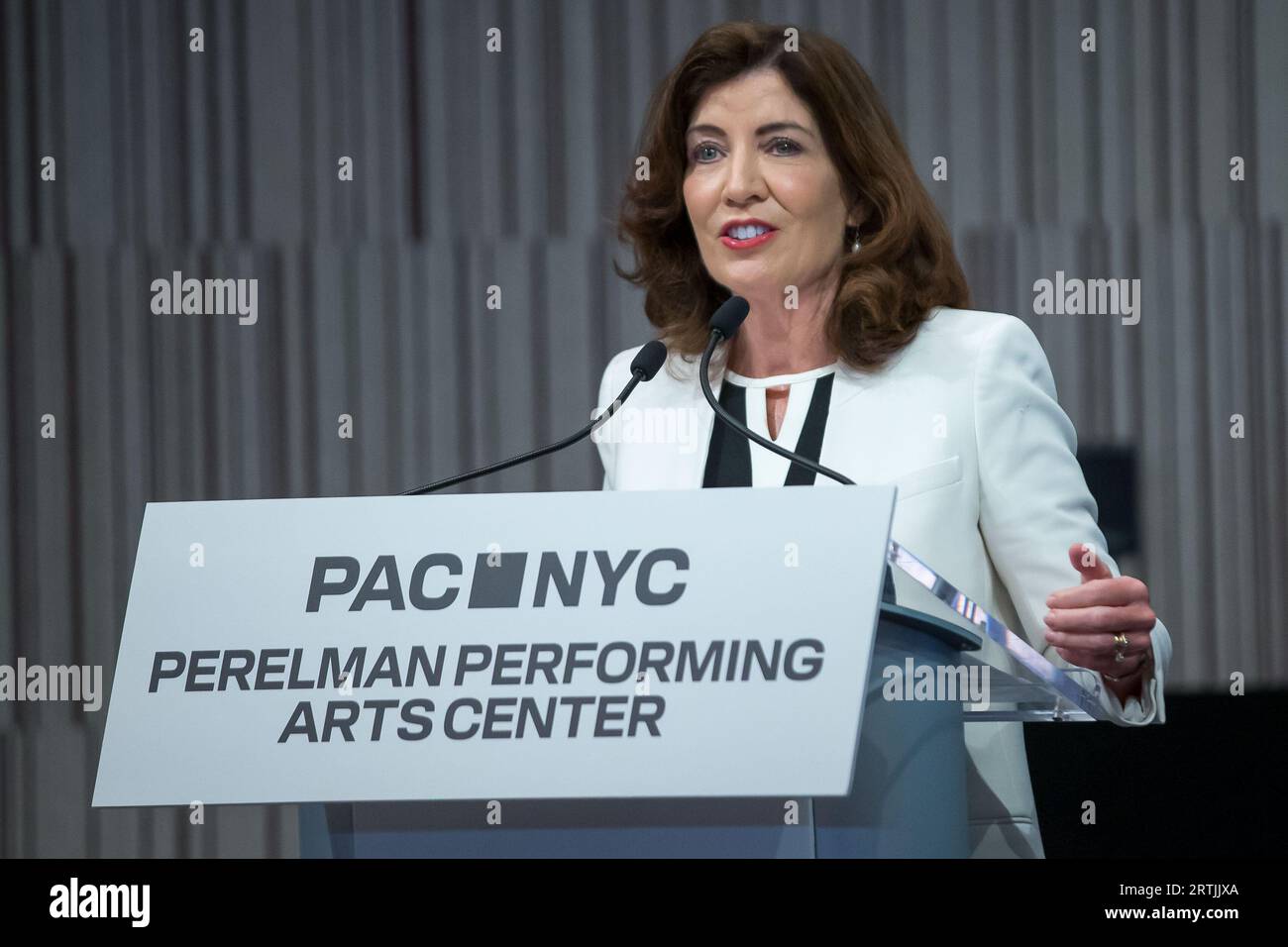 Il governatore di New York Kathy Hochul durante la cerimonia di taglio del nastro per il Perelman Performing Arts Center a Lower Manhattan, New York, il 13 settembre 2023. Il centro delle arti dello spettacolo, costruito al Ground zero a Lower Manhattan, dovrebbe aprire il 19 settembre 2023, con il primo di cinque concerti incentrati sul tema del rifugio. Credito: Brazil Photo Press/Alamy Live News Foto Stock