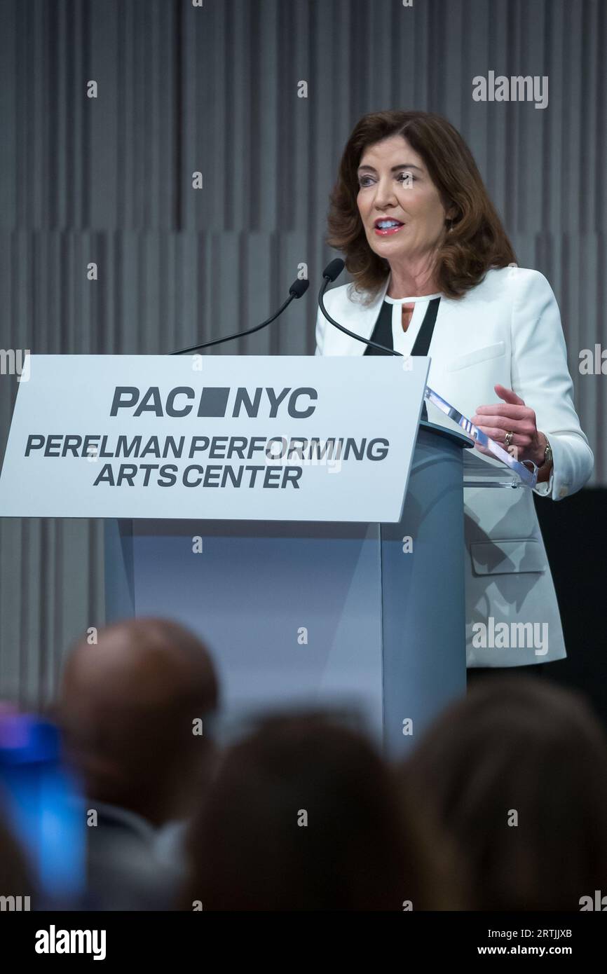 Il governatore di New York Kathy Hochul durante la cerimonia di taglio del nastro per il Perelman Performing Arts Center a Lower Manhattan, New York, il 13 settembre 2023. Il centro delle arti dello spettacolo, costruito al Ground zero a Lower Manhattan, dovrebbe aprire il 19 settembre 2023, con il primo di cinque concerti incentrati sul tema del rifugio. Credito: Brazil Photo Press/Alamy Live News Foto Stock