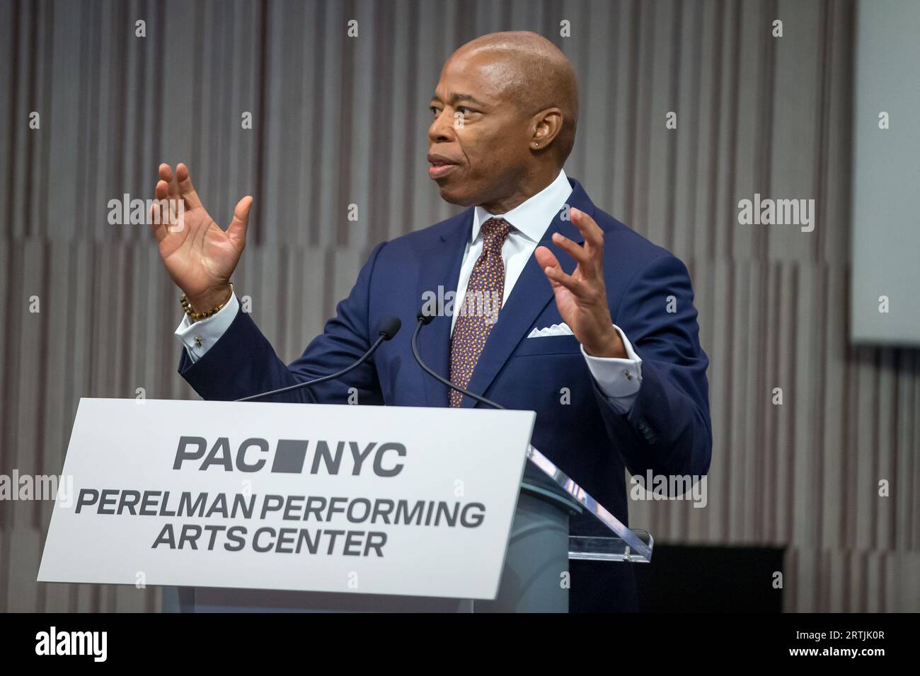 New York City, NY, USA. 13 settembre 2023. Il sindaco di New York Eric Adams parla durante la cerimonia di taglio del nastro per il Perelman Performing Arts Center a Lower Manhattan, New York, il 13 settembre 2023. Il centro delle arti dello spettacolo, costruito al Ground zero a Lower Manhattan, dovrebbe aprire il 19 settembre 2023, con il primo di cinque concerti incentrati sul tema del rifugio. (Immagine di credito: © William Volcov/ZUMA Press Wire) SOLO USO EDITORIALE! Non per USO commerciale! Foto Stock