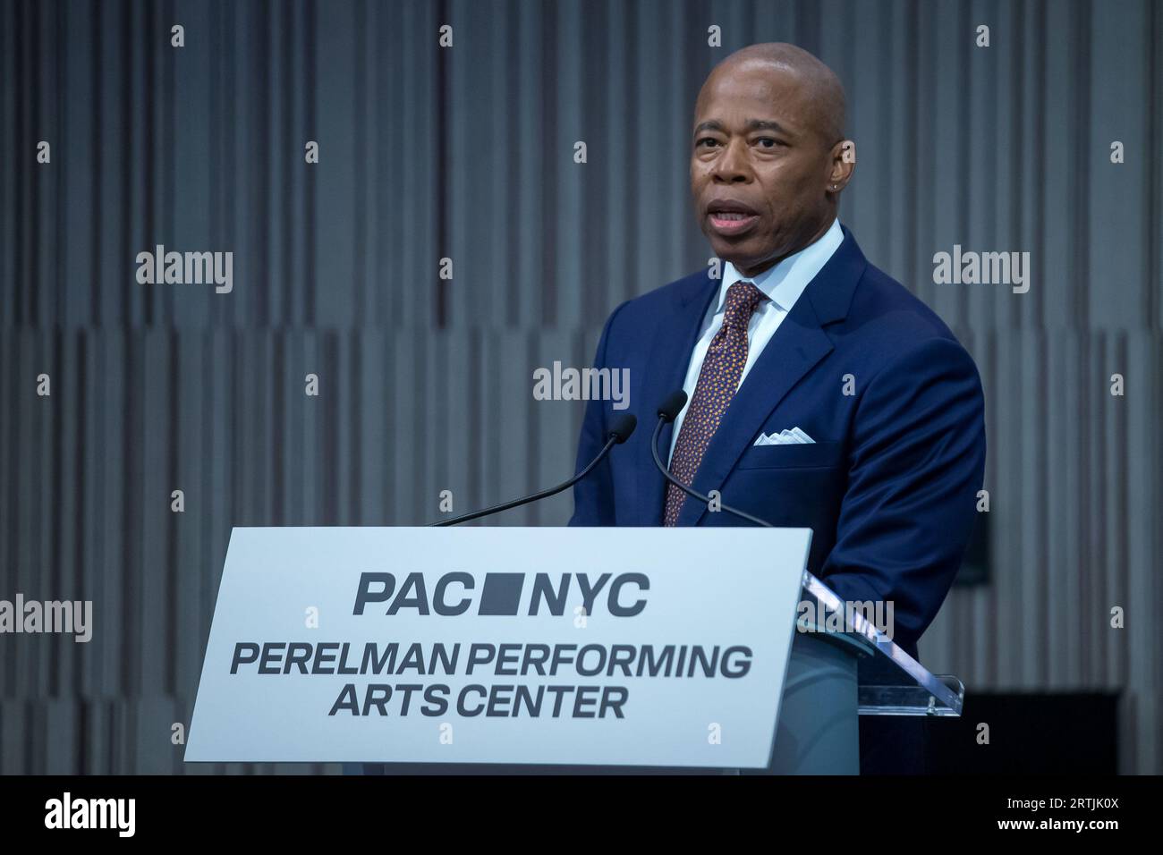 New York City, NY, USA. 13 settembre 2023. Il sindaco di New York Eric Adams parla durante la cerimonia di taglio del nastro per il Perelman Performing Arts Center a Lower Manhattan, New York, il 13 settembre 2023. Il centro delle arti dello spettacolo, costruito al Ground zero a Lower Manhattan, dovrebbe aprire il 19 settembre 2023, con il primo di cinque concerti incentrati sul tema del rifugio. (Immagine di credito: © William Volcov/ZUMA Press Wire) SOLO USO EDITORIALE! Non per USO commerciale! Foto Stock