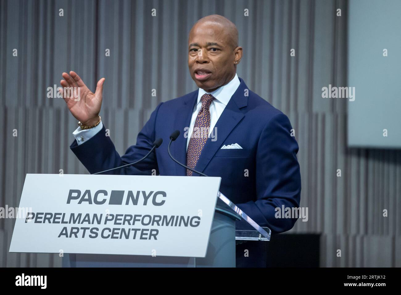 New York City, NY, USA. 13 settembre 2023. Il sindaco di New York Eric Adams parla durante la cerimonia di taglio del nastro per il Perelman Performing Arts Center a Lower Manhattan, New York, il 13 settembre 2023. Il centro delle arti dello spettacolo, costruito al Ground zero a Lower Manhattan, dovrebbe aprire il 19 settembre 2023, con il primo di cinque concerti incentrati sul tema del rifugio. (Immagine di credito: © William Volcov/ZUMA Press Wire) SOLO USO EDITORIALE! Non per USO commerciale! Foto Stock