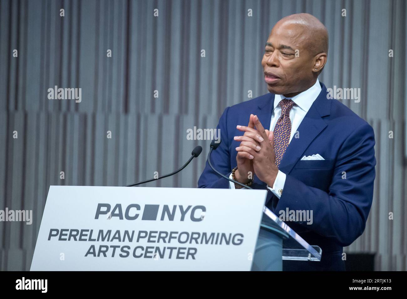 New York City, NY, USA. 13 settembre 2023. Il sindaco di New York Eric Adams parla durante la cerimonia di taglio del nastro per il Perelman Performing Arts Center a Lower Manhattan, New York, il 13 settembre 2023. Il centro delle arti dello spettacolo, costruito al Ground zero a Lower Manhattan, dovrebbe aprire il 19 settembre 2023, con il primo di cinque concerti incentrati sul tema del rifugio. (Immagine di credito: © William Volcov/ZUMA Press Wire) SOLO USO EDITORIALE! Non per USO commerciale! Foto Stock