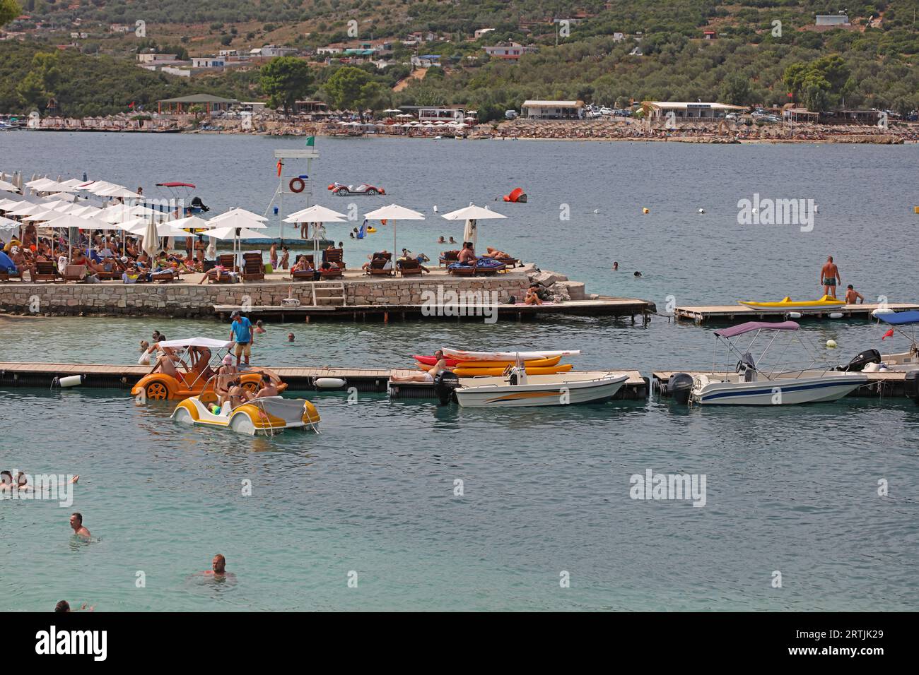 Spiaggia di Ksamil, Albania, giovedì 31 agosto 2023 esplorando le spiagge tropicali tre isole a piedi lungo la laguna blu, paradiso privato e acque incredibili Foto Stock