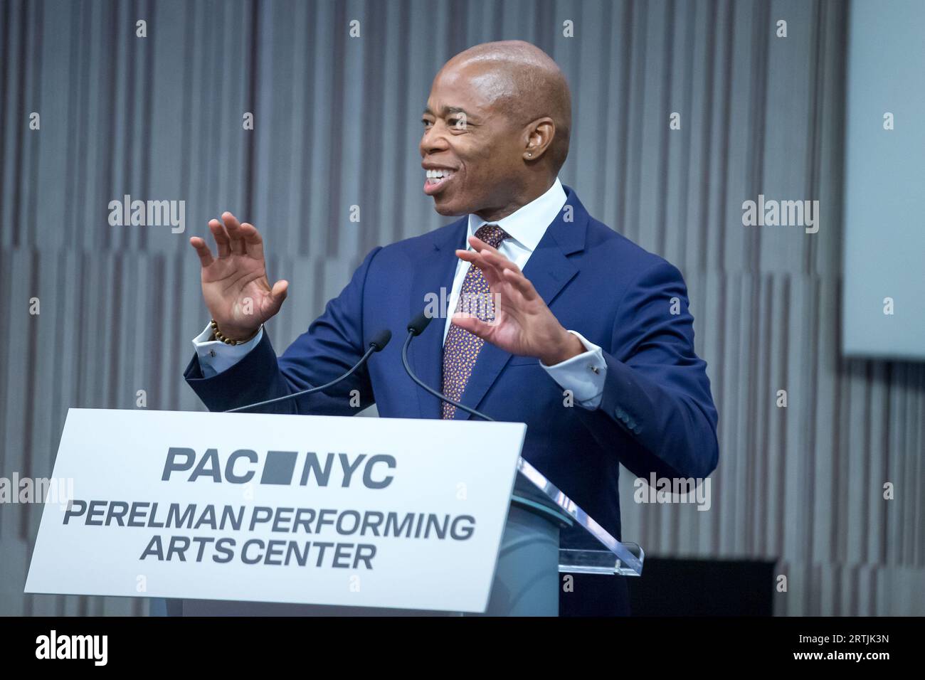 New York City, NY, USA. 13 settembre 2023. Il sindaco di New York Eric Adams parla durante la cerimonia di taglio del nastro per il Perelman Performing Arts Center a Lower Manhattan, New York, il 13 settembre 2023. Il centro delle arti dello spettacolo, costruito al Ground zero a Lower Manhattan, dovrebbe aprire il 19 settembre 2023, con il primo di cinque concerti incentrati sul tema del rifugio. (Immagine di credito: © William Volcov/ZUMA Press Wire) SOLO USO EDITORIALE! Non per USO commerciale! Foto Stock