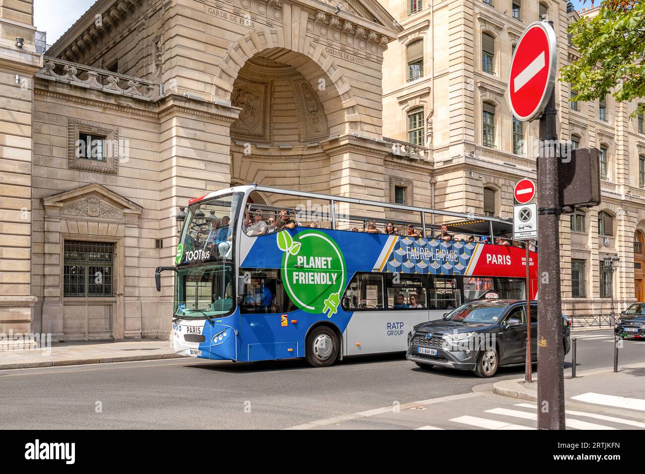 Parigi, Francia - 8 agosto 2023: Autobus Tootbus della compagnia Opentour di fronte all'edificio della prefettura della polizia (Caserne de Garde de Paris). Piano Foto Stock